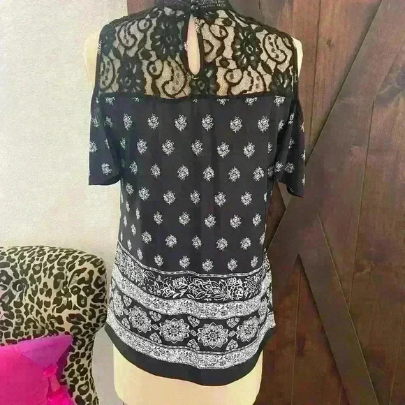 Lavish Cold Shoulder Size Small with Lace Details Printed Black and White - Picture 4 of 7
